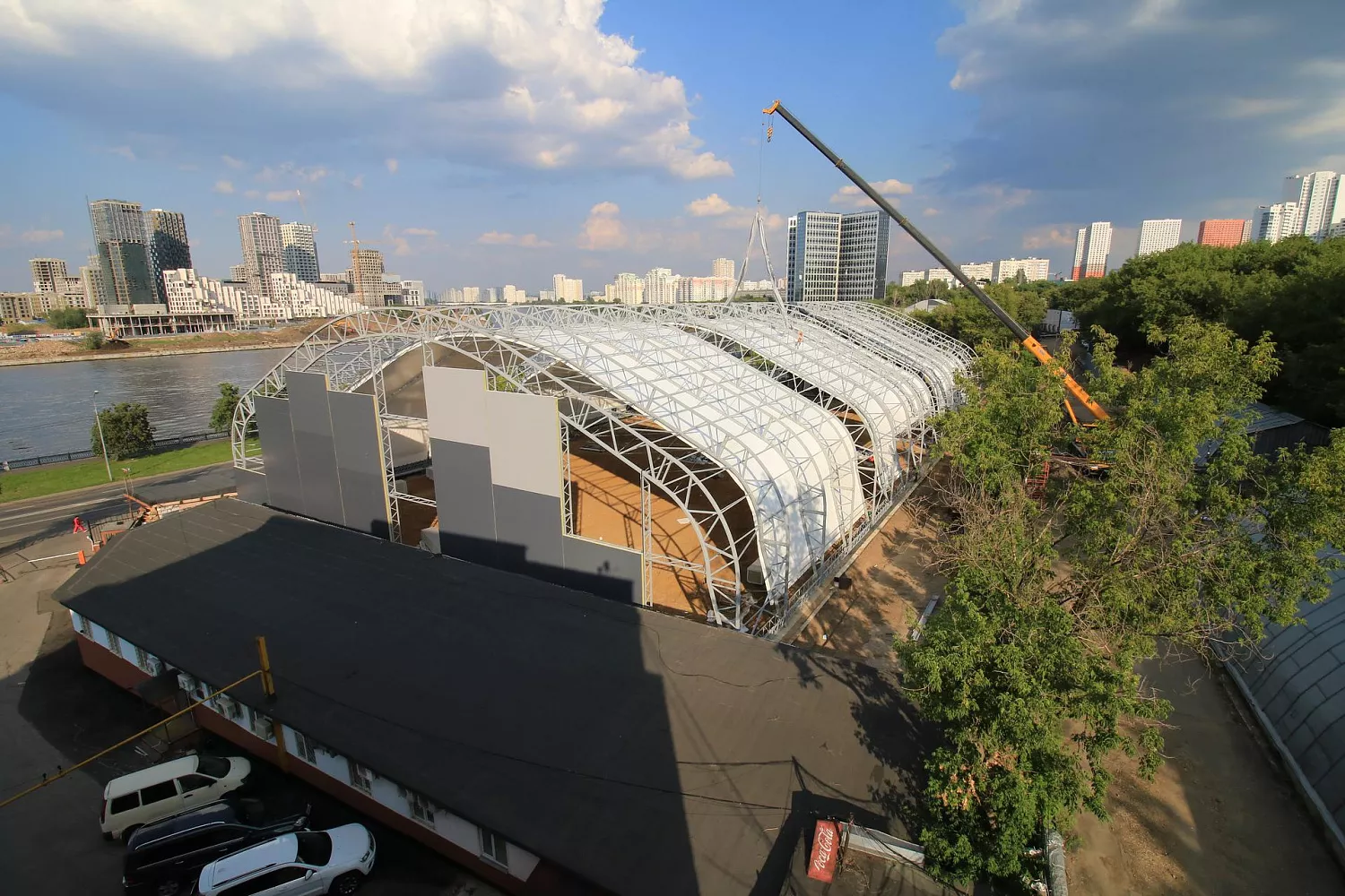 Завершение монтажа физкультурно-оздоровительного комплекса в Москве
