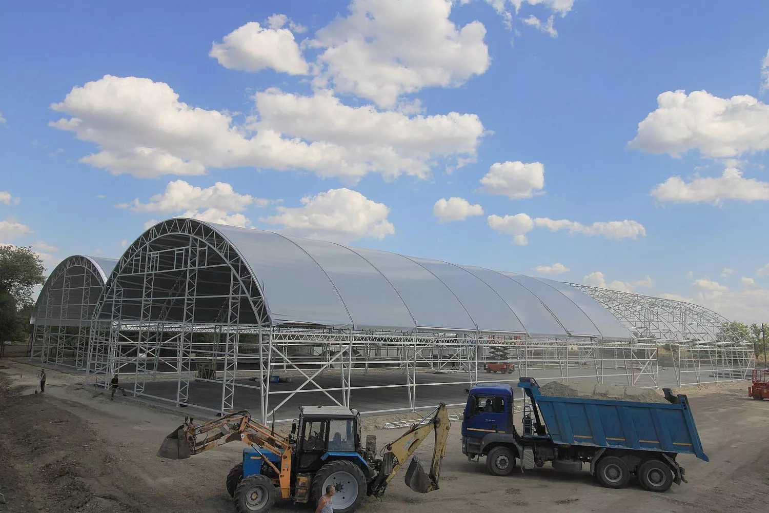 Завершение монтажа внешнего тента ангарного комплекса сооружений в Ростовской области