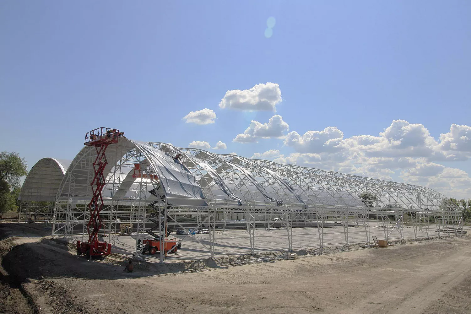 Завершение монтажа внешнего тента ангарного комплекса сооружений в Ростовской области