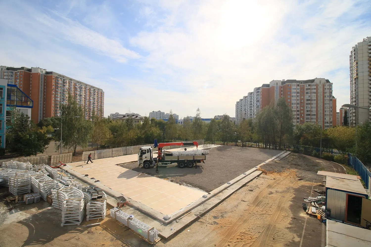 В Москве начался монтаж каркаса нового тентового крытого футбольного поля 45x25 метров