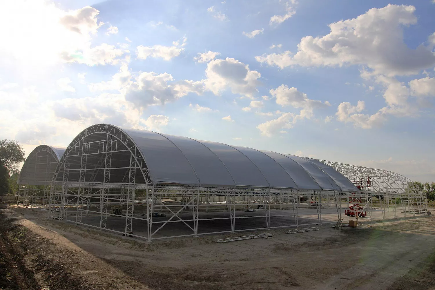 Завершение монтажа внешнего тента ангарного комплекса сооружений в Ростовской области