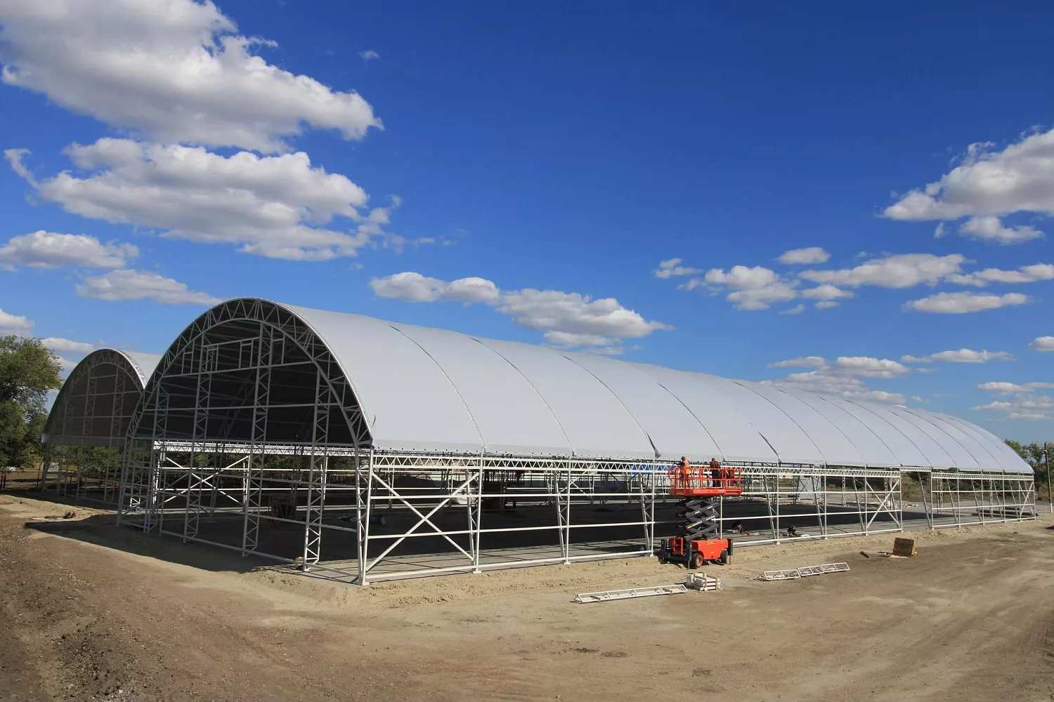 Завершение монтажа внешнего тента ангарного комплекса сооружений в Ростовской области