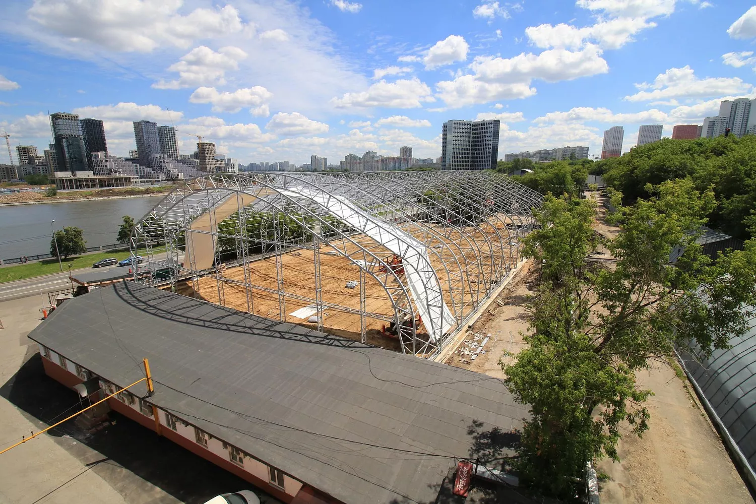 Завершение монтажа физкультурно-оздоровительного комплекса в Москве