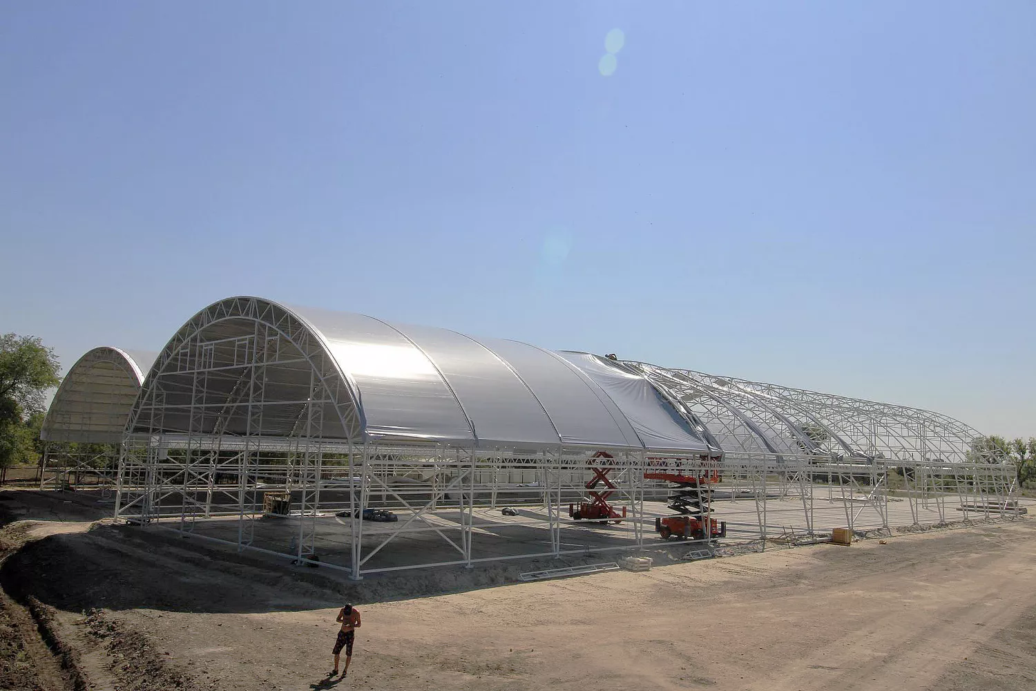 Завершение монтажа внешнего тента ангарного комплекса сооружений в Ростовской области