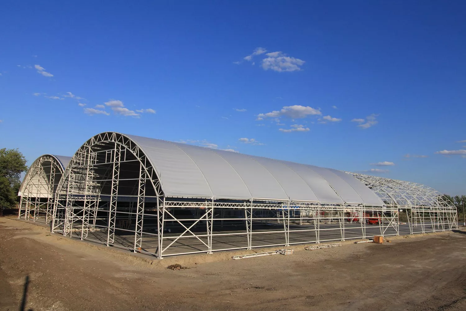 Завершение монтажа внешнего тента ангарного комплекса сооружений в Ростовской области