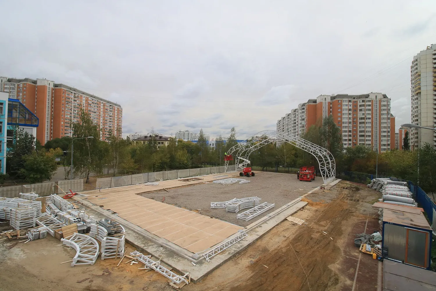 В Москве начался монтаж каркаса нового тентового крытого футбольного поля 45x25 метров
