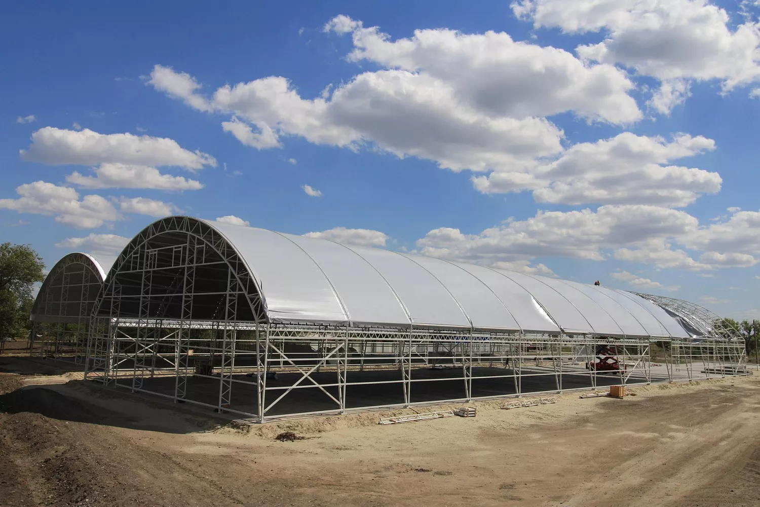 Завершение монтажа внешнего тента ангарного комплекса сооружений в Ростовской области