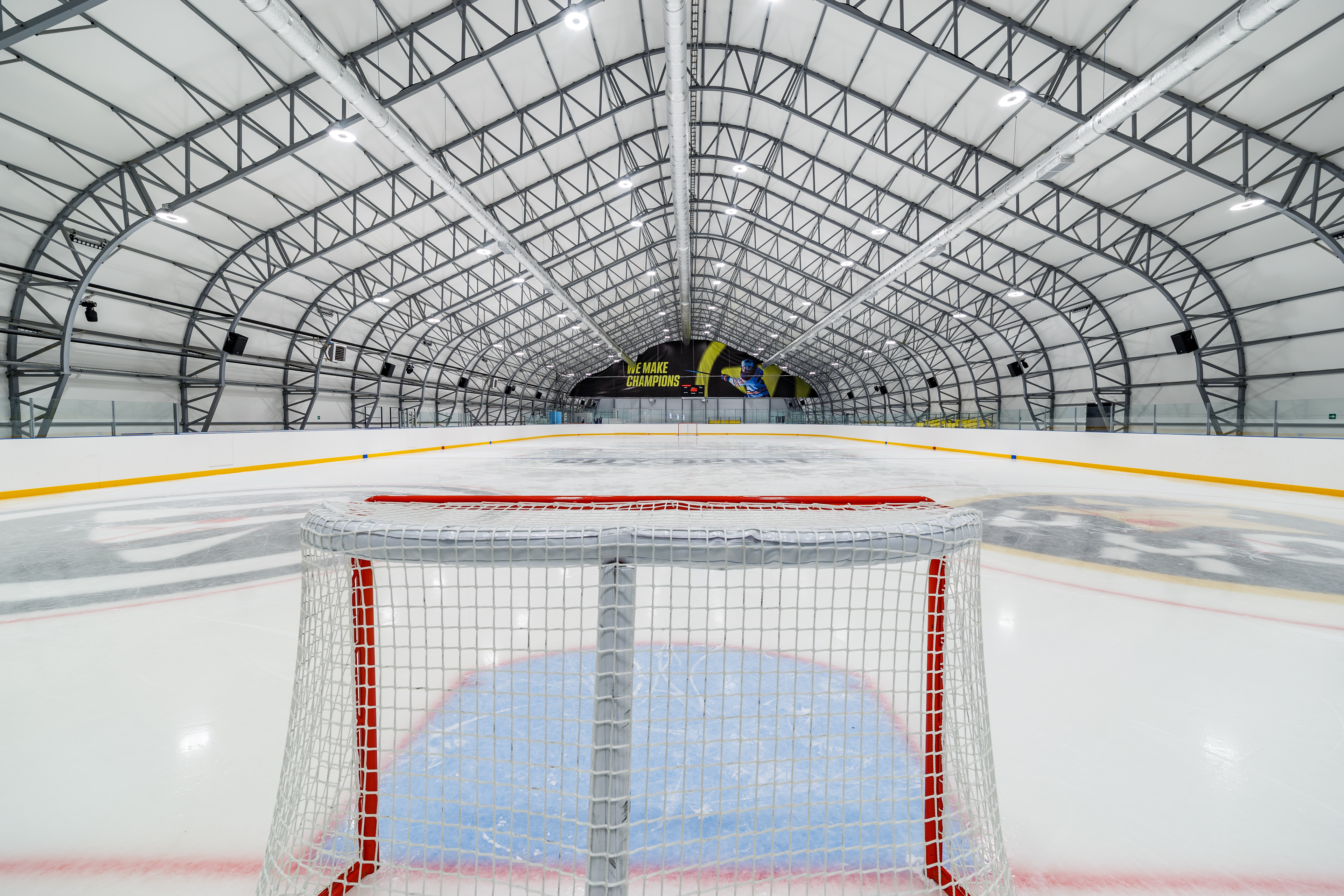 Завершилось строительство укрытия хоккейного корта 84х32, 16х26 м
