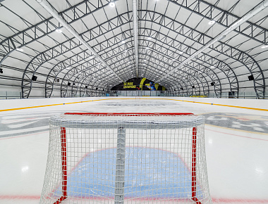 Завершилось строительство укрытия хоккейного корта 84х32, 16х26 м