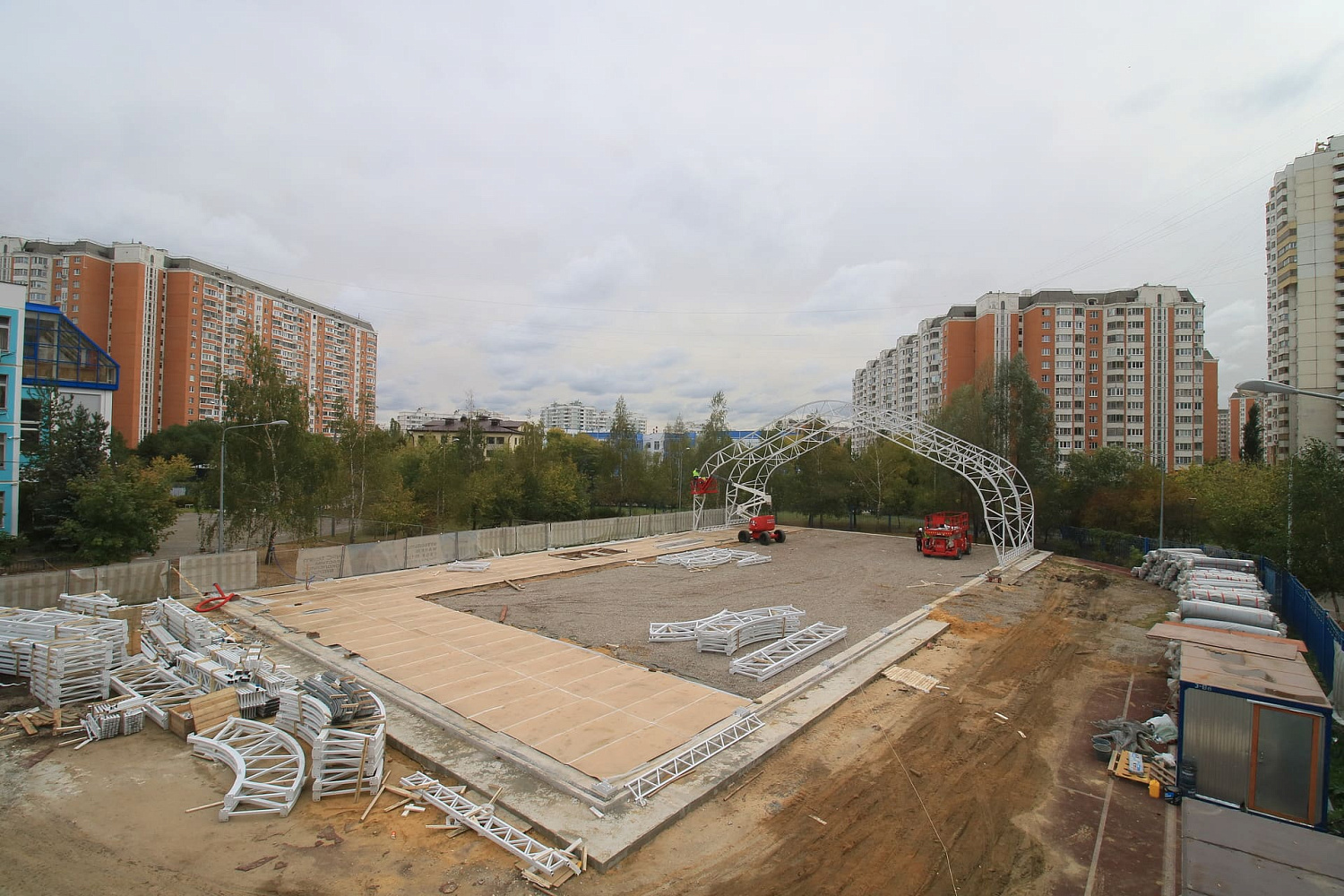 В Москве начался монтаж каркаса нового тентового крытого футбольного поля 45x25 метров
